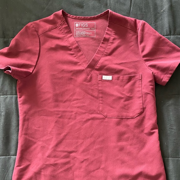 Figs Caterina One Pocket Scrub Top in Burgundy - Picture 2 of 3